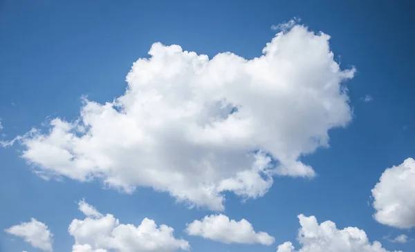 Cielo azul con primer plano de nubes — Foto de Stock
