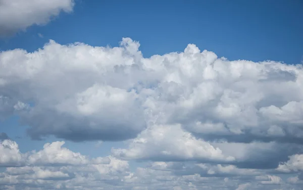 Cielo azul con primer plano de nubes —  Fotos de Stock