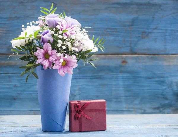 Színes virágok vázában — Stock Fotó