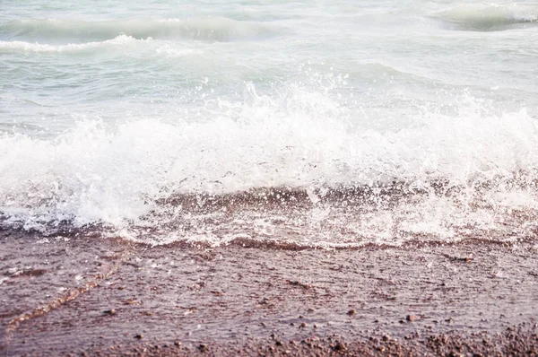 Fala i kamienistej plaży nad morzem — Zdjęcie stockowe