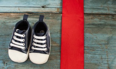 Tahta arka planda bebek ayakkabıları