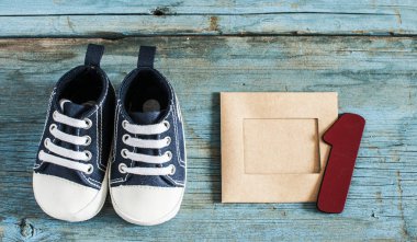 Tahta arka planda bebek ayakkabıları