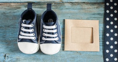 Tahta arka planda bebek ayakkabıları