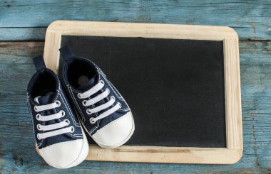 Tahta arka planda bebek ayakkabıları