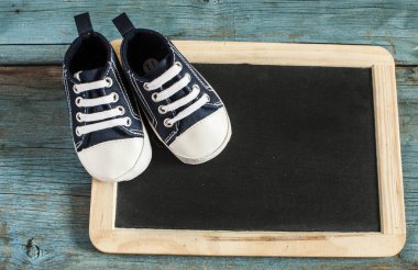 Tahta arka planda bebek ayakkabıları
