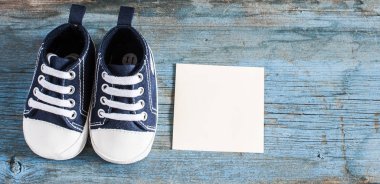 Tahta arka planda bebek ayakkabıları