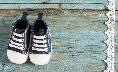 Tahta arka planda bebek ayakkabıları