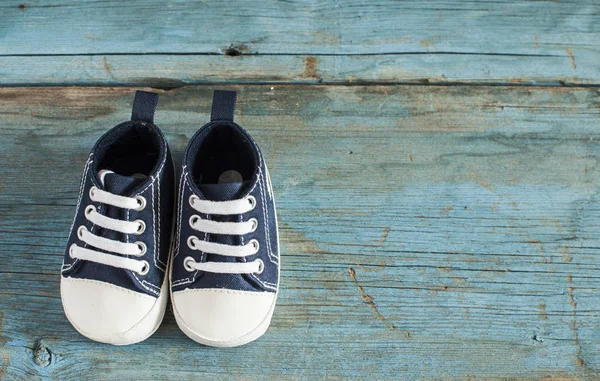 Sapatos de bebê em fundo de madeira — Fotografia de Stock