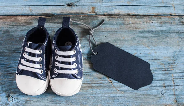 Zapatos de bebé sobre fondo de madera — Foto de Stock