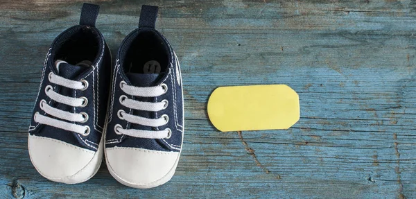 Детская обувь на деревянном фоне — стоковое фото