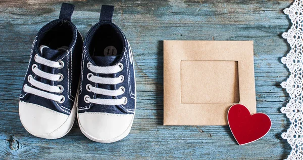 Scarpe bambino su sfondo di legno — Foto Stock