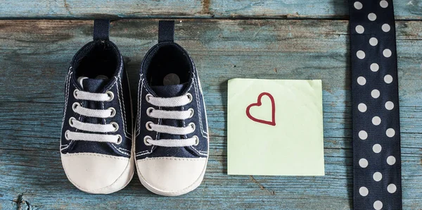 Babyschuhe auf Holzgrund — Stockfoto