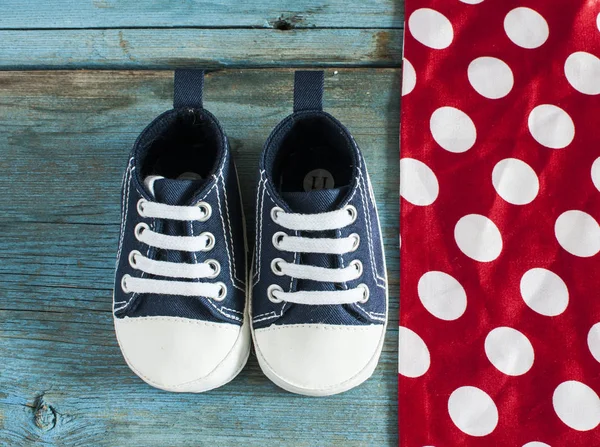 Chaussures de bébé sur fond en bois — Photo