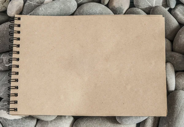 Etiqueta de papel com concha no fundo de madeira — Fotografia de Stock