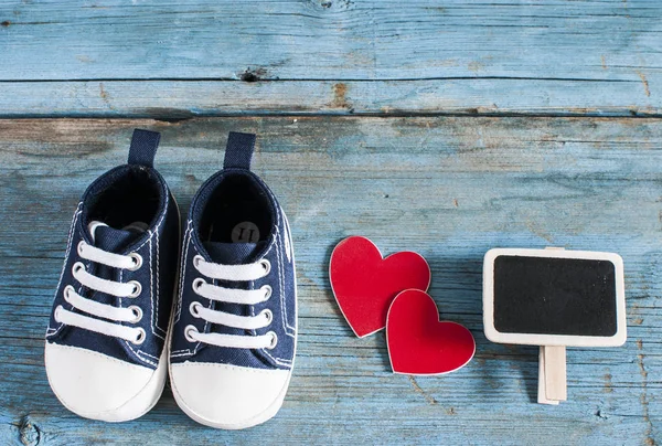 Babyschuhe auf Holzgrund — Stockfoto