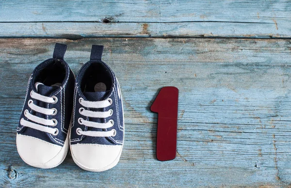 Sapatos de bebê em fundo de madeira — Fotografia de Stock