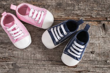 Tahta arka planda bebek ayakkabıları