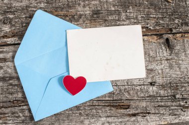 Zarfın üzerinde bir ahşap masa