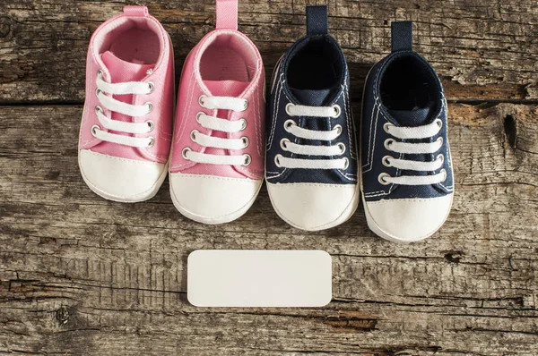 Sapatos de bebê em fundo de madeira — Fotografia de Stock