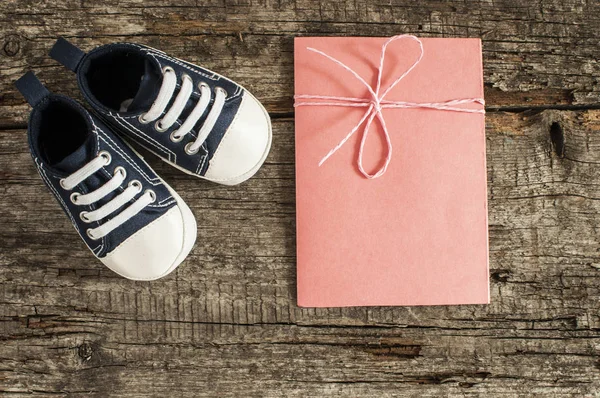 Sapatos de bebê em fundo de madeira — Fotografia de Stock