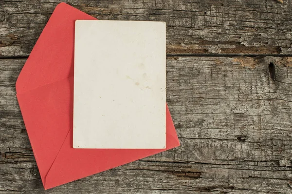 Zarfın üzerinde bir ahşap masa — Stok fotoğraf