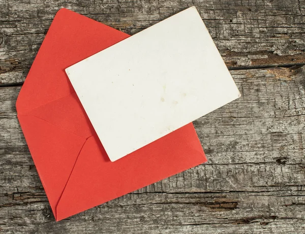 Envelope em uma mesa de madeira — Fotografia de Stock