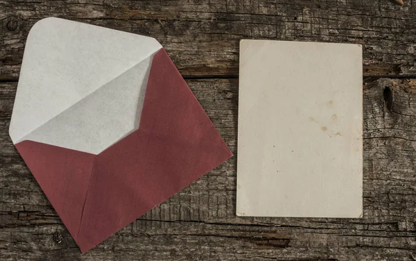 Zarfın üzerinde bir ahşap masa — Stok fotoğraf