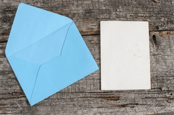 Envelope on a wood table — Stock Photo, Image