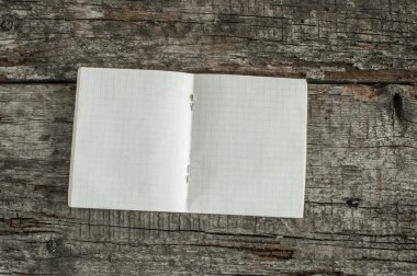 Ahşap arka plan bir kafeste defter