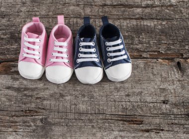 Tahta arka planda bebek ayakkabıları