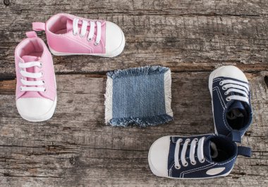 Tahta arka planda bebek ayakkabıları