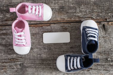 Tahta arka planda bebek ayakkabıları