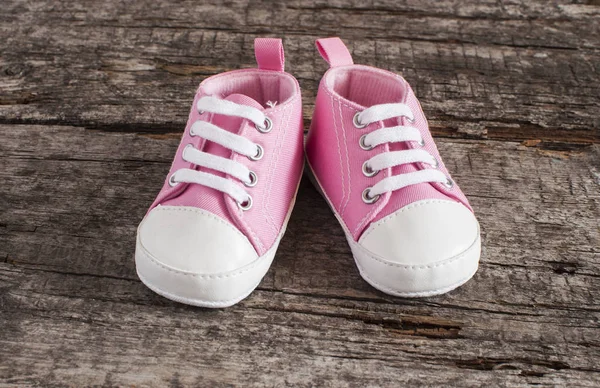 Zapatos de bebé sobre fondo de madera — Foto de Stock