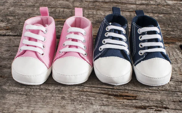 Tahta arka planda bebek ayakkabıları