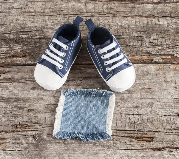 Chaussures de bébé sur fond en bois — Photo