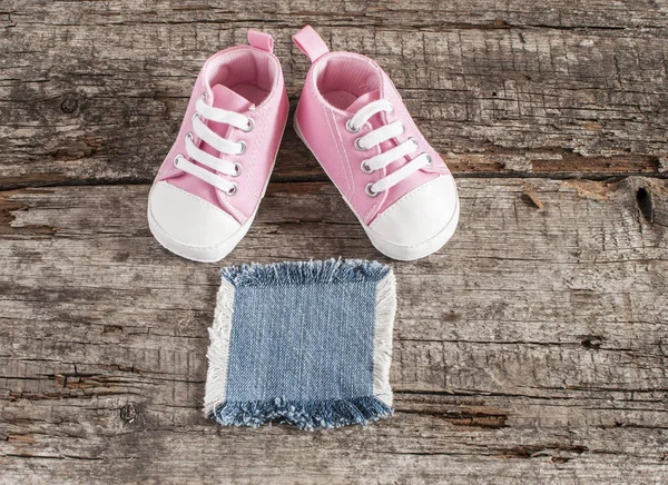 Zapatos de bebé sobre fondo de madera — Foto de Stock