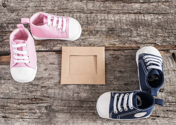 Chaussures de bébé sur fond en bois — Photo