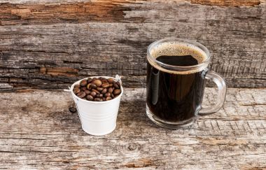 Bucke içinde kavrulmuş kahve çekirdekleri