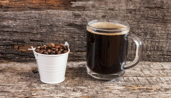 Geröstete Kaffeebohnen im Eimer — Stockfoto