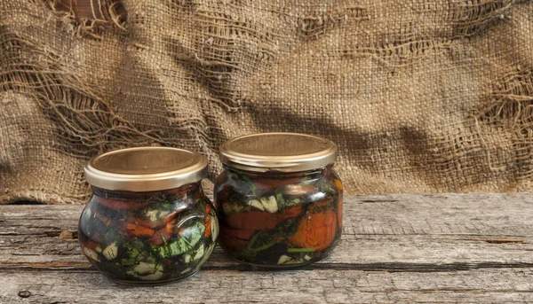 Сонячні сушені помідори з травами та оливковою олією в банці — стокове фото