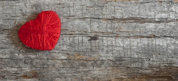 Corazón rojo en las tablas oscuras — Foto de Stock