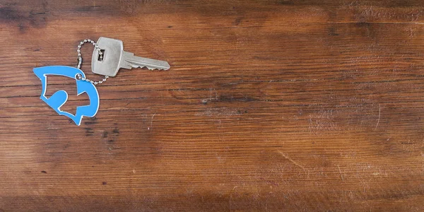 Gümüş anahtar evle sembolü