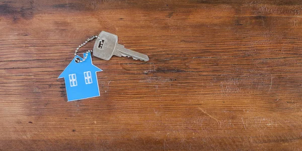 Símbolo de la casa con llave de plata — Foto de Stock