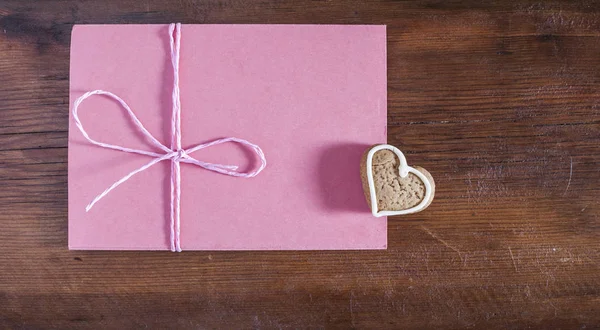 Biscoitos de gengibre de coração, envelope vermelho em backgroun de madeira escura — Fotografia de Stock