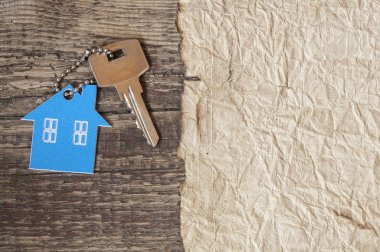 Ahşap ev şeklindeki anahtar