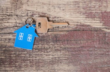 Ahşap ev şeklindeki anahtar