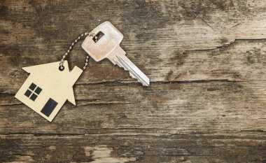 Ahşap ev şeklindeki anahtar