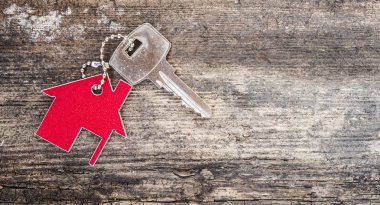 Ahşap ev şeklindeki anahtar