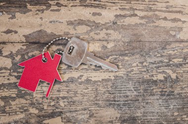 Ahşap ev şeklindeki anahtar