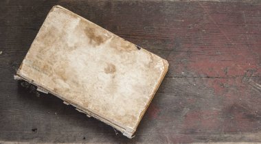 ahşap arka plan üzerinde eski kitaplar yalan